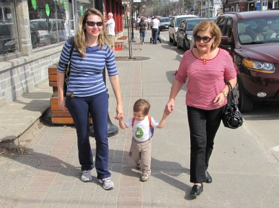 Mamãe, Guigui e vovó Lili passeando em St Jovite
